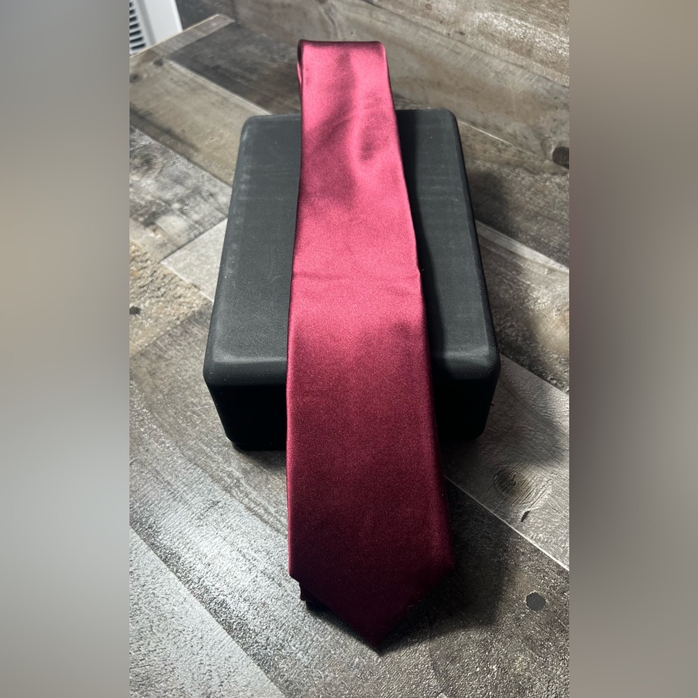 Pronto Uomo‎ Tie NWT. Burgundy.